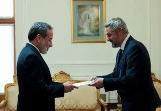 تقدیم رونوشت استوارنامه سفرای جدید سوئیس و اندونزی به عراقچی