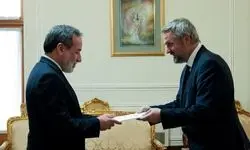 تقدیم رونوشت استوارنامه سفرای جدید سوئیس و اندونزی به عراقچی