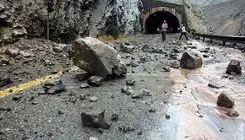 لحظه وحشتناک ریزش ترسناک کوه در جاده چالوس/ببینید