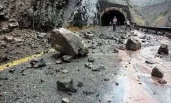 لحظه وحشتناک ریزش ترسناک کوه در جاده چالوس/ببینید