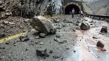 لحظه وحشتناک ریزش ترسناک کوه در جاده چالوس/ببینید