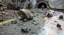 لحظه وحشتناک ریزش ترسناک کوه در جاده چالوس/ببینید