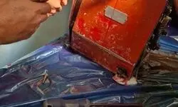 گرفتار شدن دست کارگر ۱۸ ساله در چرخ گوشت صنعتی در جنوب شرق تهران + عکس 