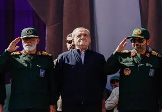 پزشکیان: مردم اگر حضور داشته باشند هیچ قدرتی نمی‌تواند ما را تهدید کند