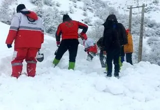 نجات یک خانواده ۵ نفره از دل برف و کولاک