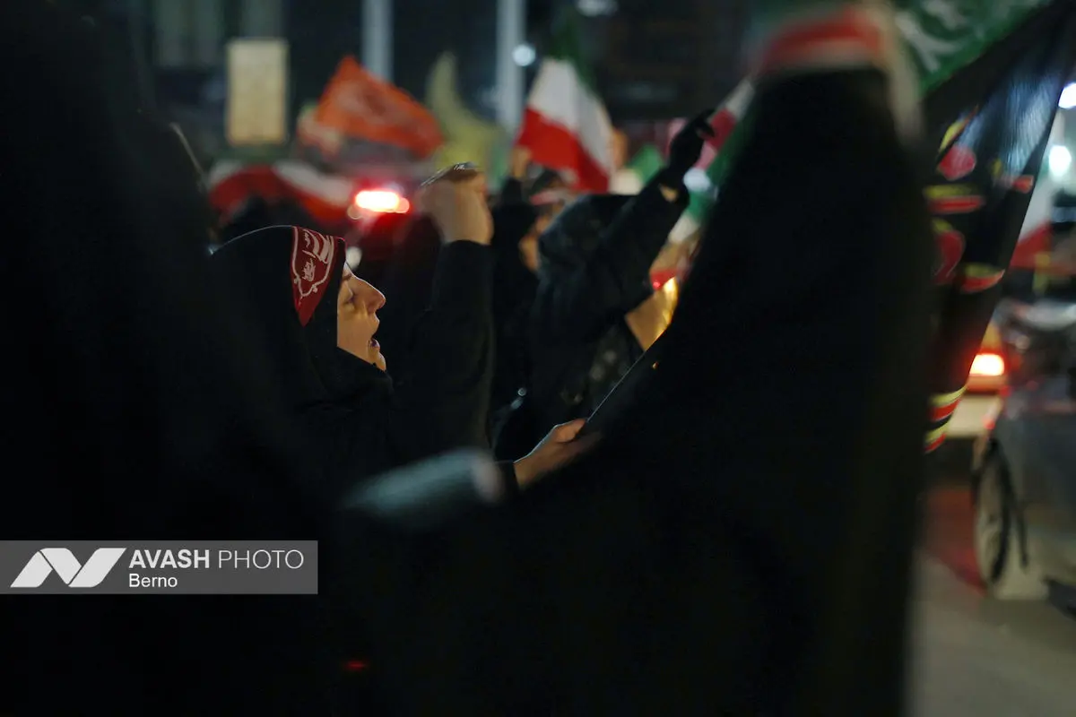 تجمع شبانه مردم در حمایت از مدافعان وطن