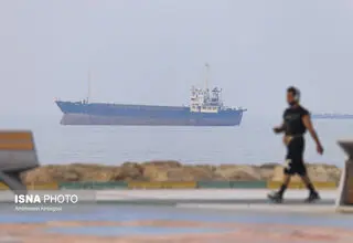 تردد کشتیرانی در تنگه هرمز متوقف شد