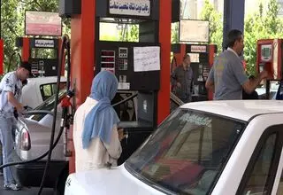 روند کاهشی صف‌های طولانی دریافت بنزین در بسیاری از جایگاه‌ها