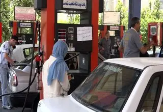 روند کاهشی صف‌های طولانی دریافت بنزین در بسیاری از جایگاه‌ها