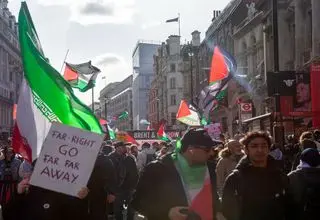 تظاهرات گسترده در لندن علیه جنگ و راست افراطی + عکس 