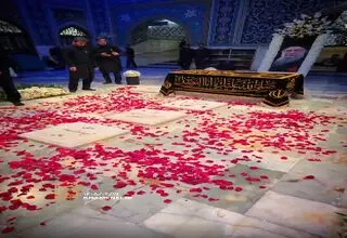 نوه رهبر شهید انقلاب با پدربزرگشان در یک مزار هستند
