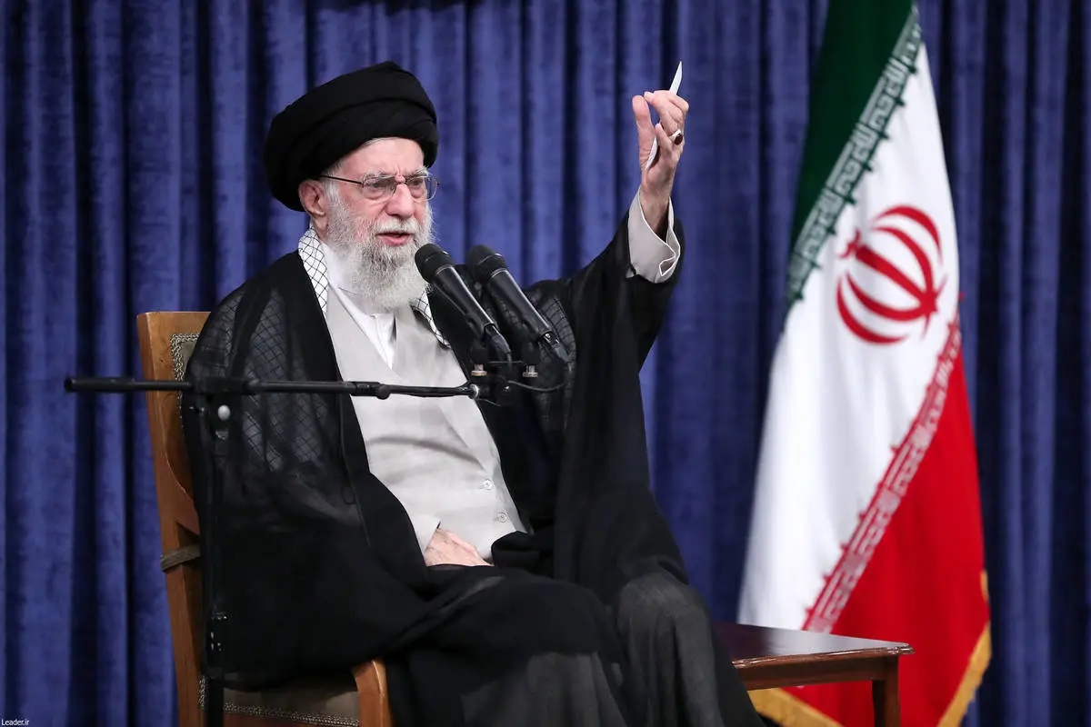 ملت با جهتگیریهای گوناگون سیاسی و وزن متفاوت مذهبی پای ایران عزیز ایستاد