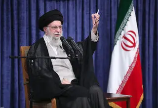 ملت با جهت‌گیری‌های گوناگون سیاسی و وزن متفاوت مذهبی پای ایران عزیز ایستاد 