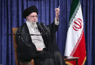 ملت با جهت‌گیری‌های گوناگون سیاسی و وزن متفاوت مذهبی پای ایران عزیز ایستاد 