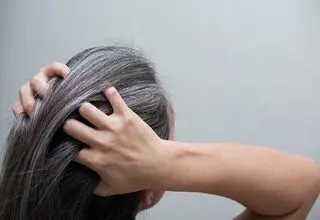 آیا می‌توان جلوی سفید شدن موها را گرفت؟