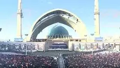 آیت‌الله جوادی آملی بر پیکر رهبر شهید نماز می‌خوانند