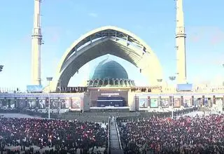 آیت‌الله جوادی آملی بر پیکر رهبر شهید نماز می‌خوانند