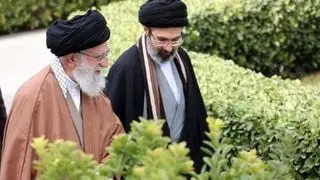 با خانواده آیت‌الله شهید سید علی خامنه‌ای (رهبر شهید) آشنا شوید/ اسامی عروس‌ها و دامادها/ شجره نامه
