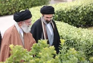 با خانواده آیت‌الله شهید سید علی خامنه‌ای (رهبر شهید) آشنا شوید/ اسامی عروس‌ها و دامادها/ شجره نامه