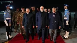 آنچه تا این لحظه در مذاکرات رخ داد/ چرا ژنرال عاصم منیر با لباس نظامی از هیات ایرانی استقبال کرد؟ + فیلم و عکس