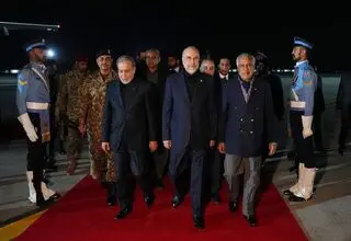 افشاگری خبرنگار پاکستانی درباره علت پوشش نظامی ژانرال منیز هنگام استقبال از قالیباف