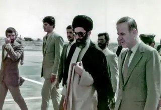 سفیر یک انقلاب در روزگار جنگ/ سیاست خارجی جمهوری اسلامی در دهه نخست انقلاب از دریچه سفرهای آیت‌الله خامنه‌ای