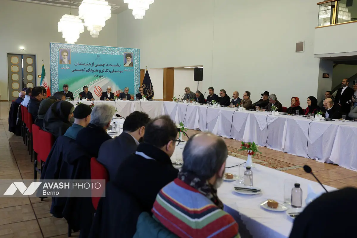 نشست جمعی از هنرمندان با معاون اول رئیس جمهور