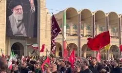 اهتزاز پرچم‌های خونخواهی رهبر شهید در مصلّای تهران/ فیلم