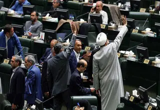 شمشیر استیضاح و قهرمان‌نمایی تندروها
