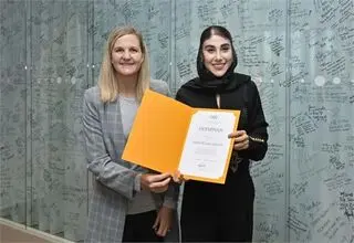 امضای ناهید کیانی روی دیوار المپیک
