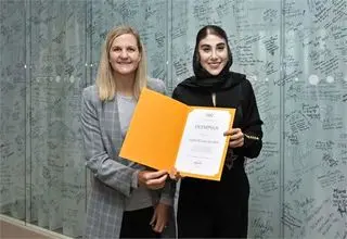 امضای ناهید کیانی روی دیوار المپیک
