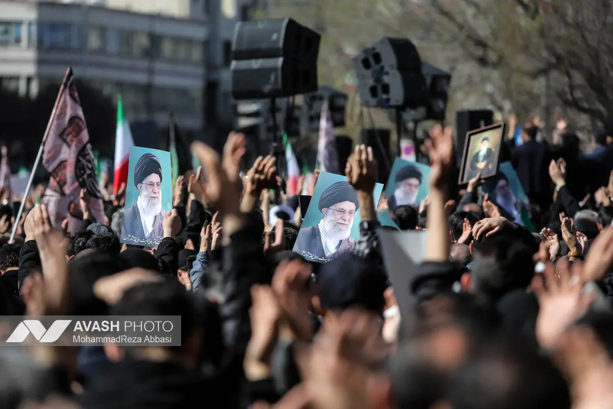 تجمع سوگواران رهبر شهید انقلاب در میدان انقلاب تهران