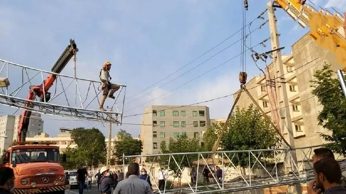  در پی سقوط دکل برق در شهریار به درختان و منازل مسکونی آسیب وارد شد