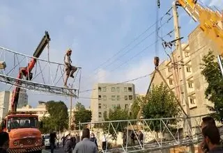  در پی سقوط دکل برق در شهریار به درختان و منازل مسکونی آسیب وارد شد