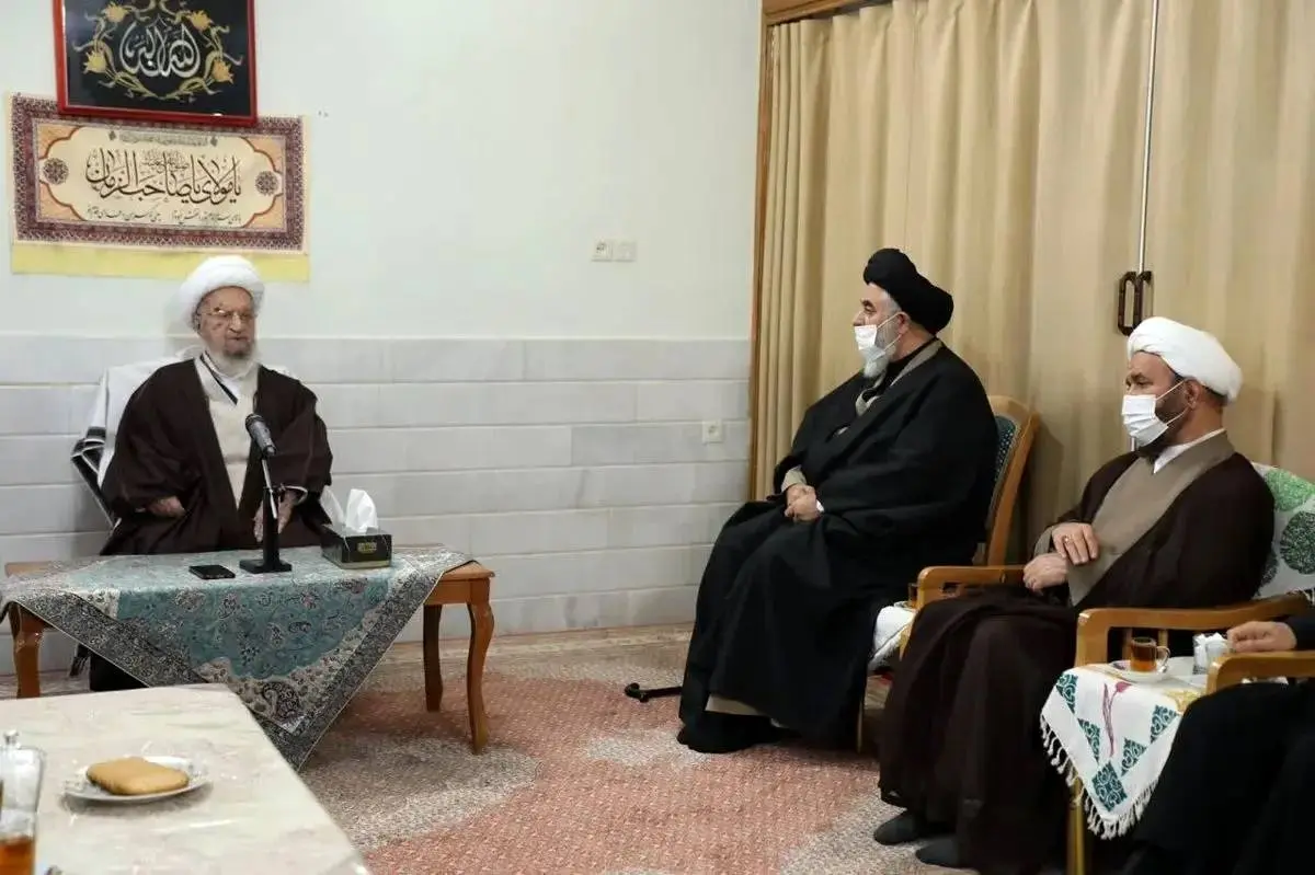 آیت‌الله مکارم شیرازی: مردم باید بدانند در حرم‌ها چه می‌گذرد