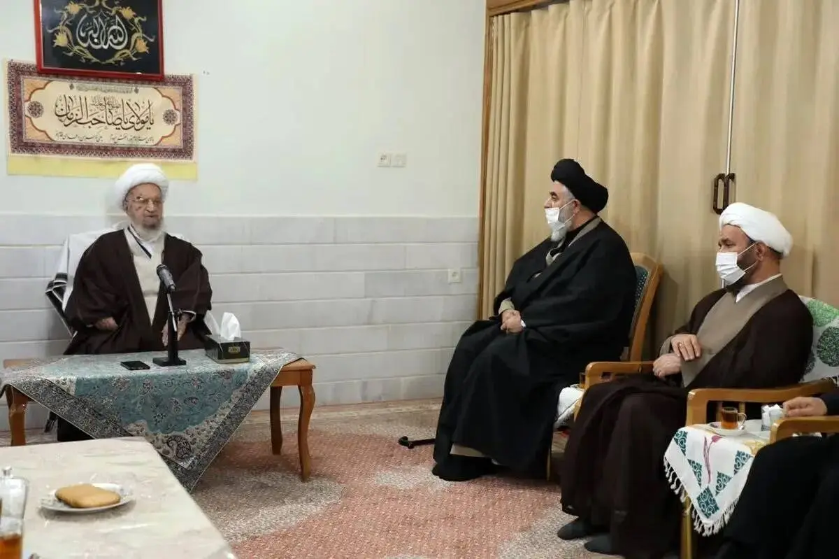 آیت‌الله مکارم شیرازی: مردم باید بدانند در حرم‌ها چه می‌گذرد
