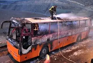 تصاویر هولناک از آتش‌سوزی اتوبوس کرمان-مشهد