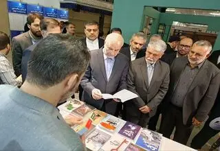 قالیباف و صالحی از تازه‌ترین آثار نشر سرو در نمایشگاه کتاب بازدید کردند
