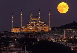 فردا شب (جمعه 17 مرداد) به ماه نگاه کنید/ 