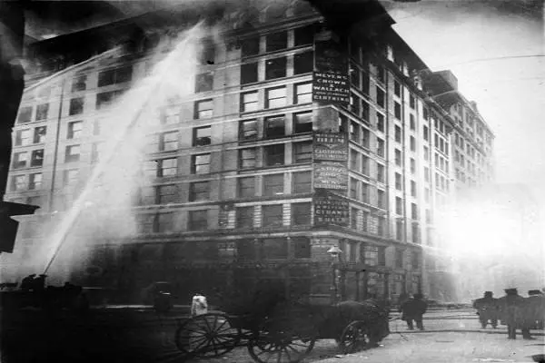 آتش سوزی کارخانه لباس در نیویورک در 1911 از بزرگ ترین فاجعه های ملی آمریکاست 