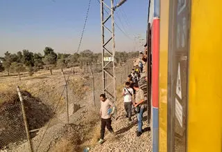 تصاویر ورود مسافران خط ۵ مترو  به ریل