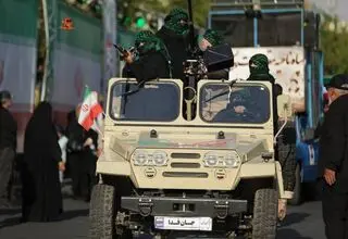تصاویر رسانه عربی از زنان ایران پشت کاتیوشا و تیربار/ ببینید