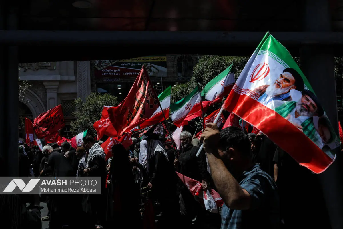 اقامه نماز در حرم مطهر رضوی و خیابان‌های منتهی به بارگاه ثامن الائمه