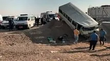 سقوط هولناک مینی‌بوس حامل دانش‌آموزان/ شمار مصدومان اعلام شد
