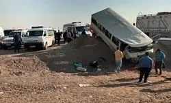 سقوط هولناک مینی‌بوس حامل دانش‌آموزان/ شمار مصدومان اعلام شد