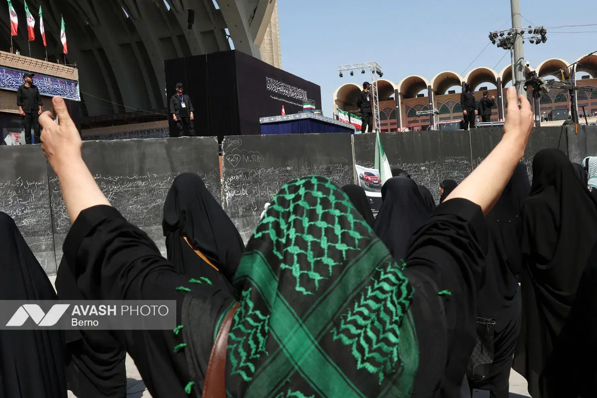 مراسم وداع با رهبر شهید انقلاب و اقامه نماز بر پیکرهای مطهر شهدا - ۲