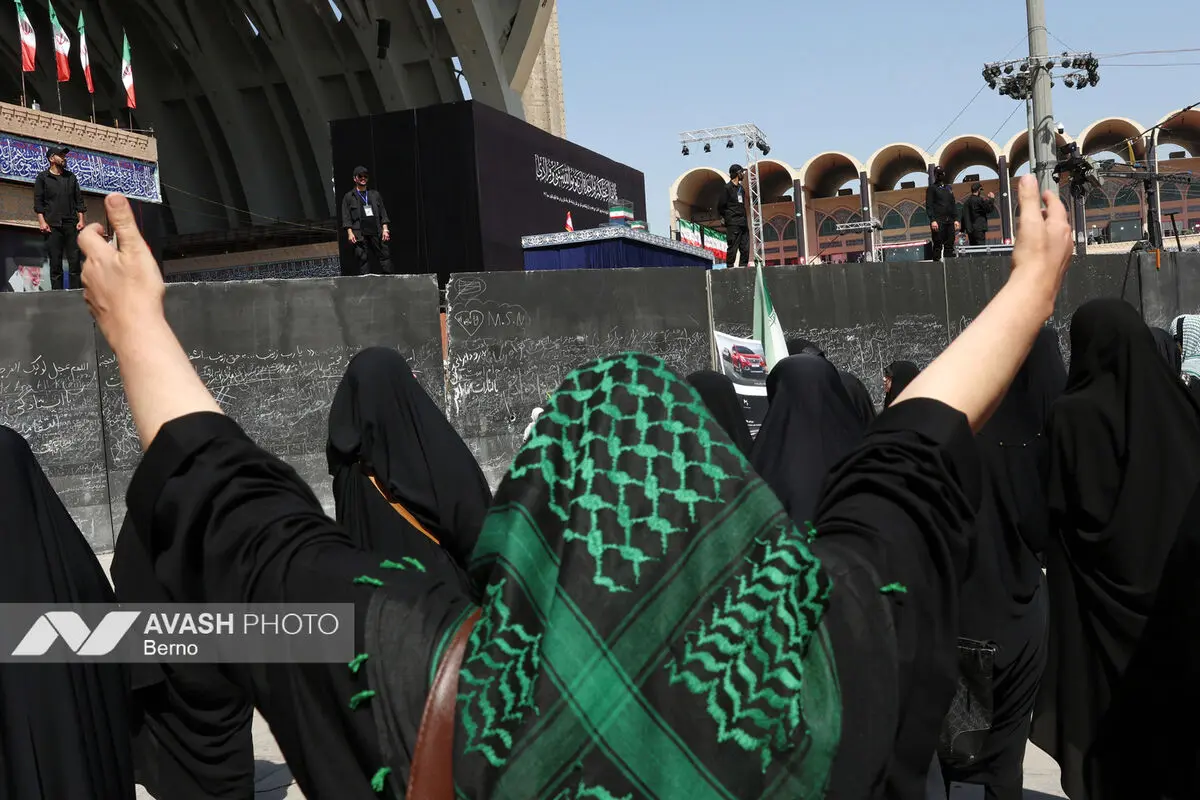 مراسم وداع با رهبر شهید انقلاب و اقامه نماز بر پیکرهای مطهر شهدا - ۲