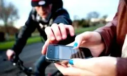 مقابله شجاعانه دختر جوان با سارق موبایل +فیلم