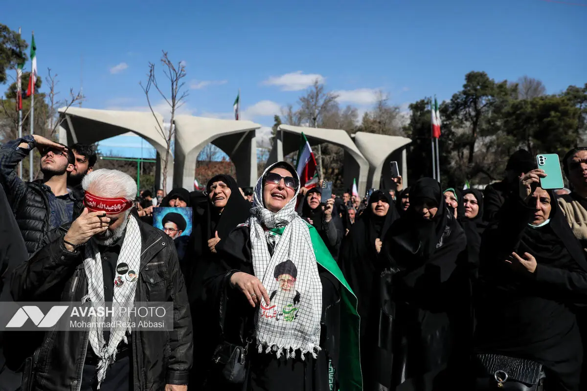 تجمع سوگواران رهبر شهید انقلاب در میدان انقلاب تهران