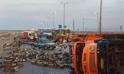واژگونی کامیون حامل سیب، آزادراه قزوین- کرج را بست + عکس 